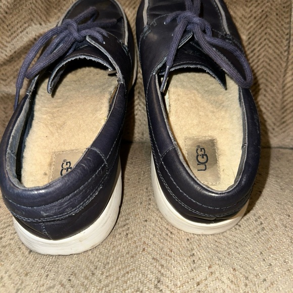UGG TREADLITE TYE MOCS. Sz 9.5. Navy excellent condition. - Picture 5 of 10